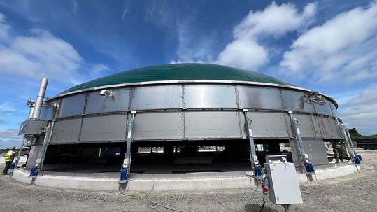 Die Anlage am Firmensitz in Monasterevin, Kildare, im Westen der gleichnamigen Grafschaft, geht Mitte 2026 nach 11 Monaten Gesamtbauzeit in Betrieb.(Bild:  Weltec Biopower GmbH)