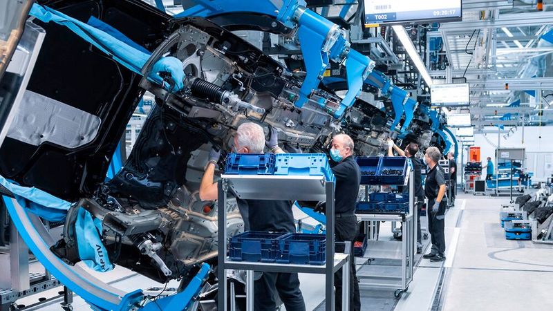 Auf nur einer Ebene können in der Factory 56 alle Montageschritte für Fahrzeuge verschiedener Aufbauformen und Antriebsarten erfolgen. (Bild: Mercedes Benz)