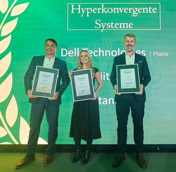 „Hyperkonvergente Systeme“ führen die IT-Bereiche Storage, Computing, Networking und Virtualisierung unter einem gemeinsamen Software-Dach zusammen und bilden damit die große Schnittmenge der Insider-Portale. Die Leser-Awards dieser Kategorie bekommen (von links) Alexander Tlusti (Fujitsu, Gold), Dinah Schukat (Nutanix, Silber) und Michael Lischewski  (Dell Technologies, Platin) überreicht. (Bild: krassevideos.de / VIT)