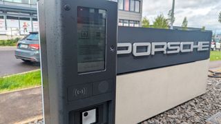 In markenexklusiven „Charging Lounges“ bietet Porsche seinen Kunden die Möglichkeit, ihr Elektroauto zu laden – ein Weg hin zu mehr Kundenbindung im Aftersales. (Bild: Simon – VCG)