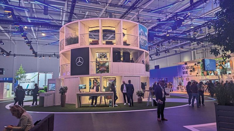 Der Daimler-Stand: Daimler Truck nimmt auf der IAA nahezu eine komplette Halle ein. (Bild: Simon / VCG)