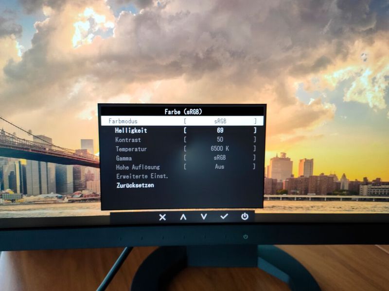 Das Oncreen-Menü wird über Sensortasten mit flexibler Belegung bedient. (Bild: Vogel IT-Medien)