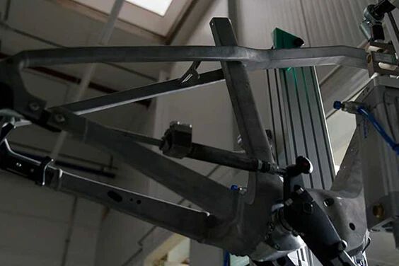 Beim 3D-gedruckten Prototyp aus Metall gelang es dem Fertigungsteam, die Schnitte am Fahrrad unter Berücksichtigung der vorhandenen Belastungen neu zu positionieren, .... (Bild: Kalkhoff)