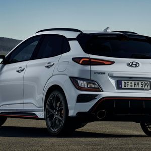Am Heck des Fahrzeugs dominiert der große zweigeteilte Dachspoiler mit der dreieckigen Bremsleuchte der N-Modelle. (Bild:  Uli Sonntag/Autoren-Union Mobilität/Hyundai)