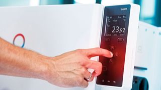 Die Prozessthermostate von Lauda arbeiten nach dem Durchflussprinzip mit Kaltölüberlagerung und ermöglichen so die Nutzung eines weiten Temperaturbereichs mit einem Temperiermedium. (Lauda)