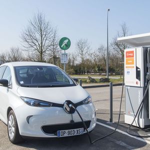 Der Kleinwagen Renault Zoe ist der aktuelle E-Auto-Bestseller in Europa. Der Elektromotor leistet maximal 65 kW/88 PS. Damit kommt der Zoe in 13,5 Sekunden bis auf Tempo 100, maximal bei 135 km/h. Als Reichweite gibt Renault 210 Kilometer an.
