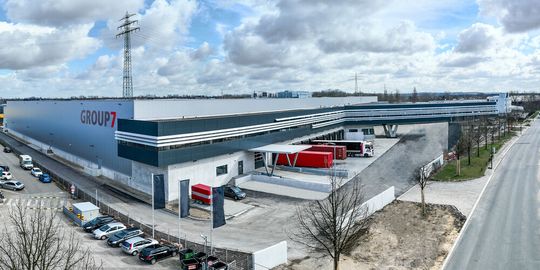 Blick auf das neue Logistikzentrum von Group7 in Hamburg. Der Logistikdienstleister gibt bekannt, dass es jetzt auf vollen Touren läuft. So stehen den Kunden nun viele logistische Möglichkeiten auf rund 26.000 Quadratmetern mithilfe moderner Technik zur Verfügung. Blick auf das neue Logistikzentrum von Group7 in Hamburg. Der Logistikdienstleister gibt bekannt, dass es jetzt auf vollen Touren läuft. So stehen den Kunden nun viele logistische Möglichkeiten auf rund 26.000 Quadratmetern mithilfe moderner Technik zur Verfügung.