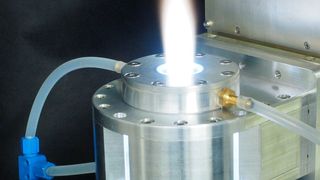 Mikrowellenplasma bei Atmosphärendruck: Mikrowellen entzünden im einem Resonatorsystem das eingeströmte Gas zu einem Plasma, welches in einen Reaktor eingeblasen wird. (IGVP, Universität Stuttgart)