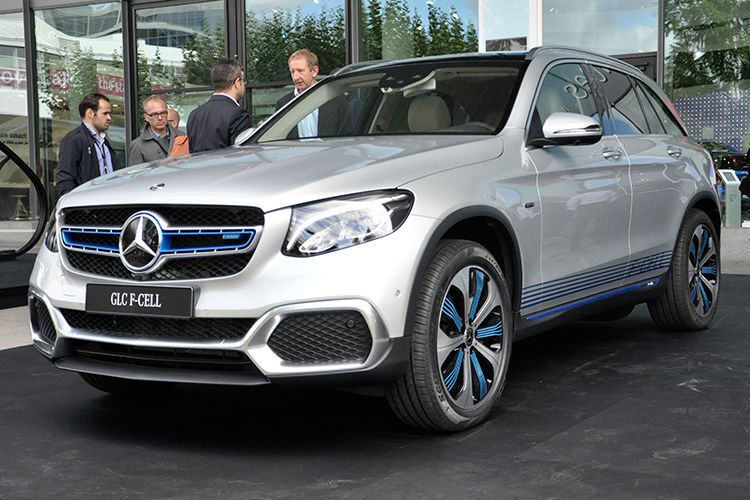 Mercedes zeigt ein Vorserienfahrzeug des GLC F-CELL, das die Brennstoffzellen- und Batterietechnik zu einem Plug-in-Hybrid kombiniert. (Schreiner / »kfz-betrieb«)