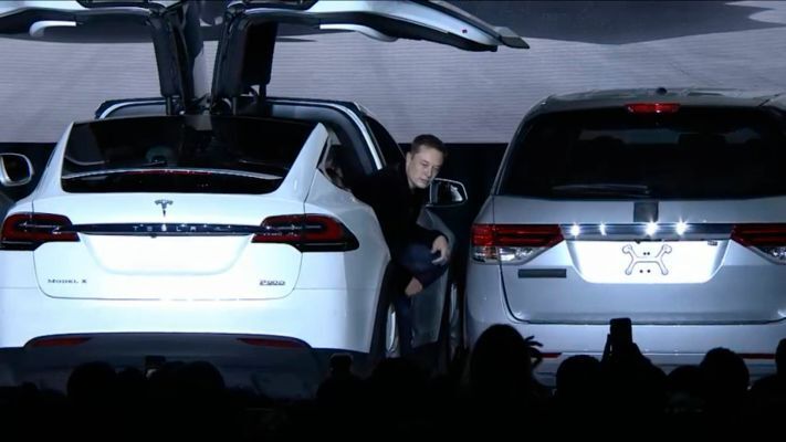Aber ins Model X kann ich dank der Falkentüren problemlos einsteigen.  (Tesla)