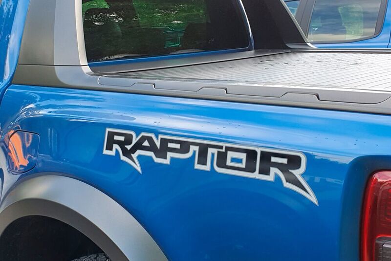 Bei der blauen Außenlackierung sticht der Raptor-Schriftzug besonders ins Auge.  (Mauritz/»kfz-betrieb«)