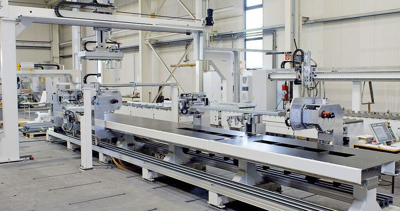 Materialzuführung mit automatisierter Profilvermessung während des Einlaufs in die Laserzelle. (Bild: Ottemeier)