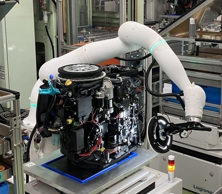The seventh axis on the cobot increases flexibility in production and logistics.(Image:  Yamaha Robotics)