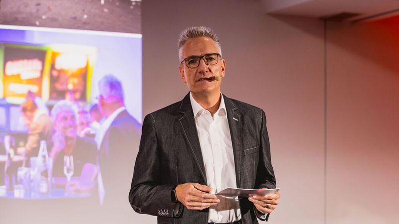 »kfz-betrieb«-Chefredakteur Wolfgang Michel eröffnete den Abend und betonte:  „Alle zehn ausgezeichneten Betriebe setzen Maßstäbe für das gesamte Kfz-Gewerbe und zeigen anderen Werkstätten, was möglich ist.“ (Bild: Stefan Bausewein)