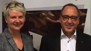 Die ZDK-Geschäftsführerin Birgit Behrens dankte Werner Günzel für dessen langjährige Arbeit. (Foto: Promotor)