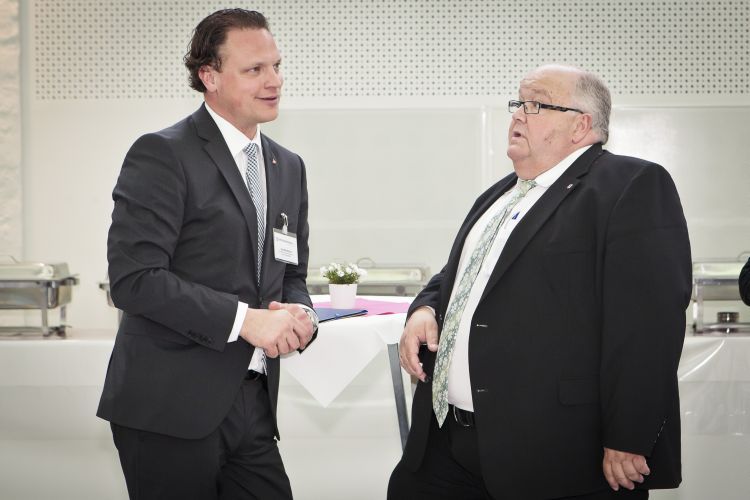 Jascha Bräuer (Santander Consumer Bank) und Uwe Imbach (Car Garantie). (Foto: Bausewein)
