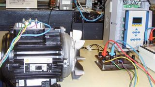 KSB-Frequenzumrichter Pump Drive und der Synchronreluktanzmotor (Supreme, Bemessungsleistung: 0,75 kW) auf dem Prüfstand in der Hochschule Hannover. (Brosch)