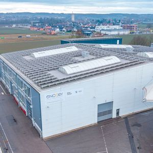 Die Recyclinganlage steht in einer Halle im bayerischen Salching.(Bild:  BMW)