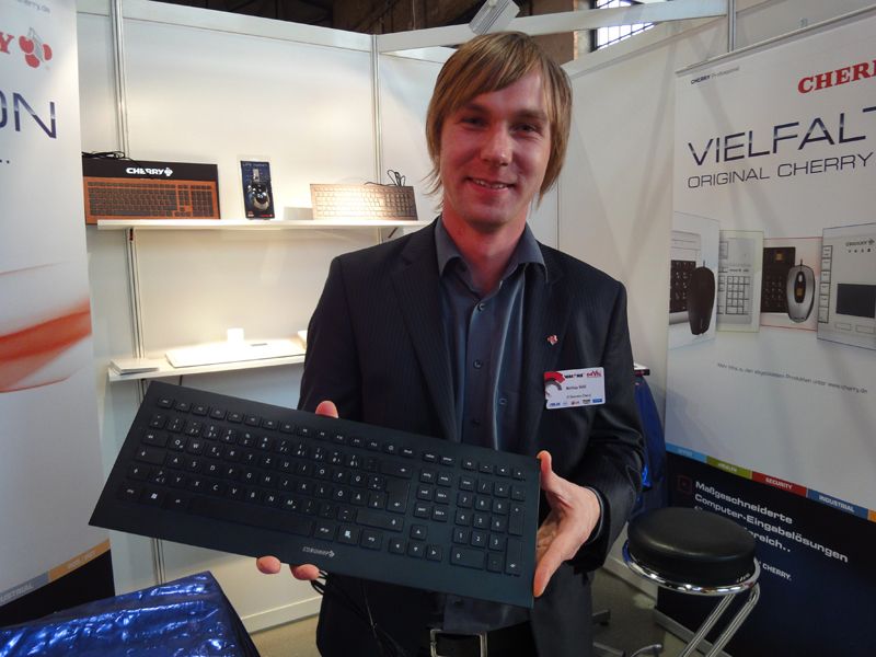 Matthias Völkl, Cherry, mit seiner neuen Strait Black Corded Tastatur, die auch noch leuchtet... (Archiv: Vogel Business Media)