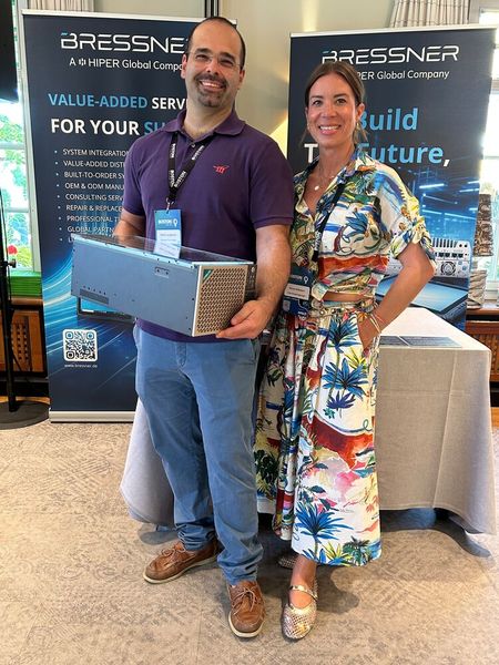 Peter Langebner und Silvia Wißmann (beide Bressner) bringen den EdgeX-6000 von Partern ARBOR Technology mit auf das Event. (Bild: Boston)