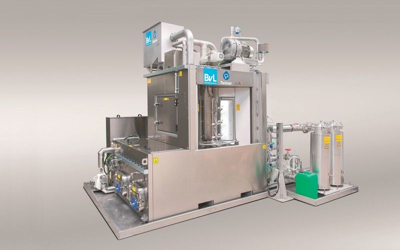 Die Twister-Reinigungsanlage von BVL erzielt bei geringem Platzbedarf in der automatisierten Produktion bei KSM hohe Taktzeiten und zuverlässige Sauberkeit. (Karl-Heinz Berger)