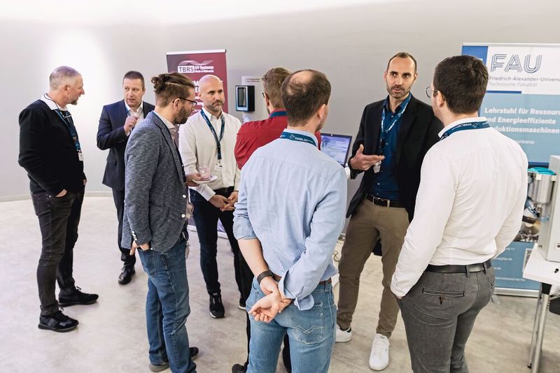 In den Pausen lohnte sich ein Besuch der Ausstellung. (Bild: Stefan Bausewein)