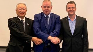 Der alte IFR-Präsident Junji Tsuda, der neue IFR-Präsident Steven Wyatt und der Vize-Präsident der IFR Milton Guerry (von links nach rechts)  (IFR)