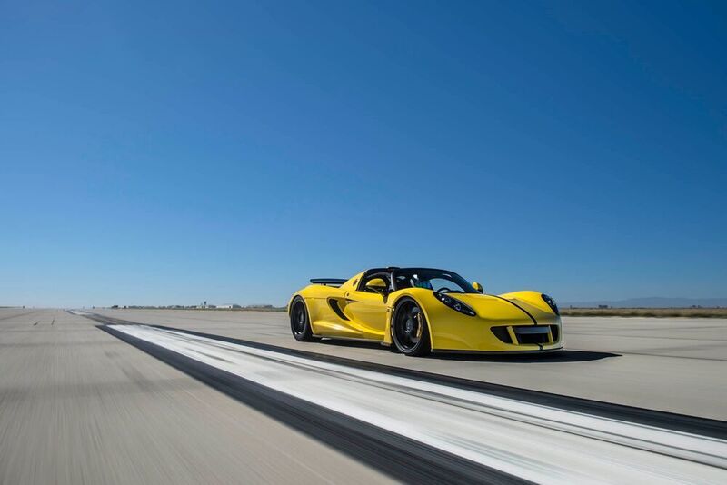 Während es sich bei den Highspeed-Preziosen aus dem Hause Bugatti und McLaren um echte Luxusautos handelt, kann der Hennessey Venom GT getrost als „Outlaw“ bezeichnet werden. Maximal 435 km/h erreicht das Modell, sein Nachfolger „F5“ soll fast 500 km/h schnell werden. (Hennessey)