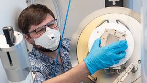 Empa researcher Konstantin Egorov coats stainless steel components with corrosion-resistant titanium oxide to make the production of green hydrogen more cost-effective.  (Source: Empa)