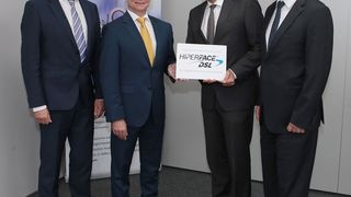 Die Schnittstelle Hiperface DSL wird von Baumer implementiert. Von links: Rolf Wagner, Sick Stegmann, Dr. Bernd Cordes, Sick Stegmann, Prof. Johann Pohany, Baumer, sowie Dr. Michael Schneider, Baumer. (Sick)