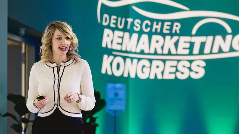 „Warum ned glei a so!“ ruft Coach Katharina Fagerer dem Publikum zu. Und tatsächlich fragt man sich das nach dem kurzweiligen Vortrag. Wo es doch mit ihren vier Quick-Wins so einfach ist, Menschen abzuholen - beruflich und privat. (Bild: Stefan Bausewein)