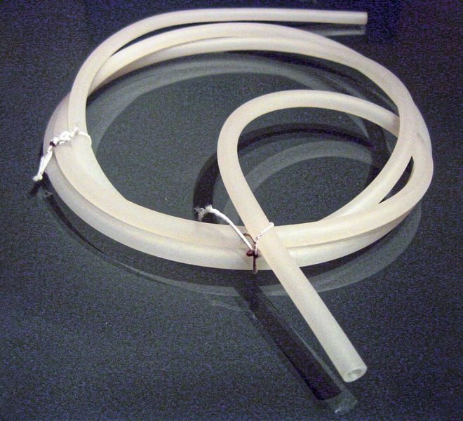 Schläuche aus thermoplastischen Elastomeren vereinen die Eigenschaften von robusten Thermoplasten und flexiblen Elastomeren. (Bild: Reichelt Chemietechnik)