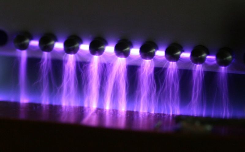 Bei der Aktivierung von Kunststoffen, Metallen, Glas und Keramik sowie bahnförmigen Materialien vor Klebe-, Druck- oder Beschichtungsprozessen bietet das neue Plasmabrush-PB3-System durch seinen modularen Aufbau und unterschiedliche Plasmadüsen Vorteile. (Bild: Reinhausen Plasma)
