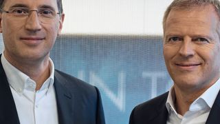 Wo geht es für die Hahn-Gruppe in den nächsten zehn Jahren hin? Steffen Hahn (li.) und Frank Brecht, die Vorsitzenden der Geschäftsführung, haben der Belegschaft jüngst die „Strategie 2028“ für das Unternehmen vorgestellt. (Bild: Hahn-Gruppe)