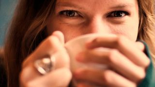 Männlich, schwarze Brille, Zigarette und Kaffetasse – wer denk, so sähe ein typischer Designer aus, der irrt sich! Deutsche Designer sind nämlich meistens weiblich. Das mit dem Kaffee stimmt allerdings. (gemeinfrei)