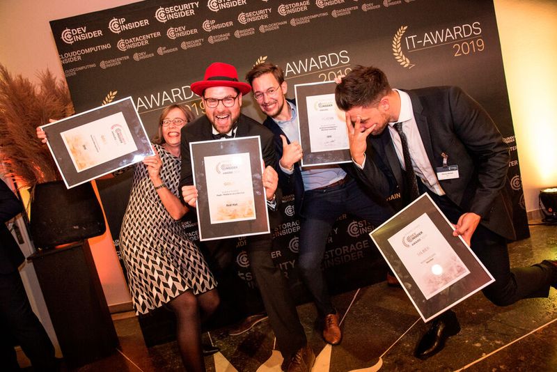 Da bleibt kein Auge trocken – und kein Foto ernst – ausgelassene Award-Gewinner im Freudentaumel. (Bild: artful rooms / VIT)