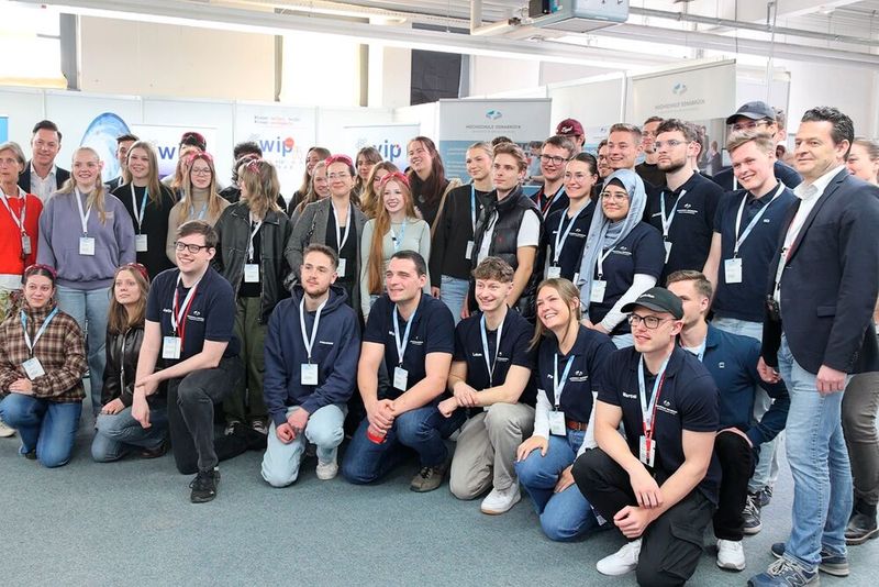 Es ist wichtig, jungen Menschen die Vielfalt und die Möglichkeiten der Berufe in der Branche nahezubringen. Erfreulich, dass auch so manche jüngeren Interessenten das auf der Veranstaltung das Gespräch suchten. Hier stellen sich Studenten der Hochschule Osnabrück zum Gruppenbild auf. (Bild: Maschinenmarkt/rw)