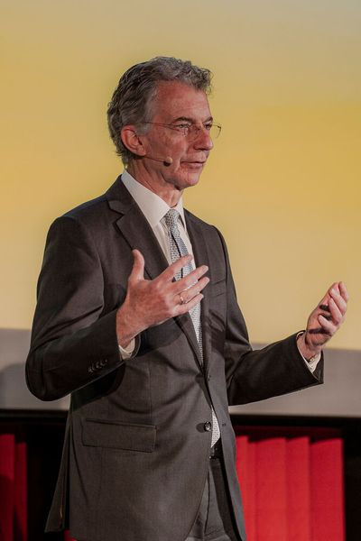Dr. Christoph Heusgen, Diplomat sowie außen- und sicherheitspolitischer Berater von Bundeskanzlerin (a. D.) Angela Merkel, hält eine Keynote zur aktuellen Sicherheitspolitik. (Bild: Conet)