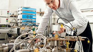 Alles im Blick: Christian Ast prüft die Anschlüsse des Rastertunnelmikroskops. (Ausschnitt) (© Tom Pingel)