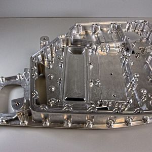 Aluminiumgehäuse für die Leistungselektronik eines E-Autos, das mit Hilfe von NC-Programmen gefräst wird, die 2-, 3- und 5-Achs-Strategien  verwenden. (Bild:  Mecadat)