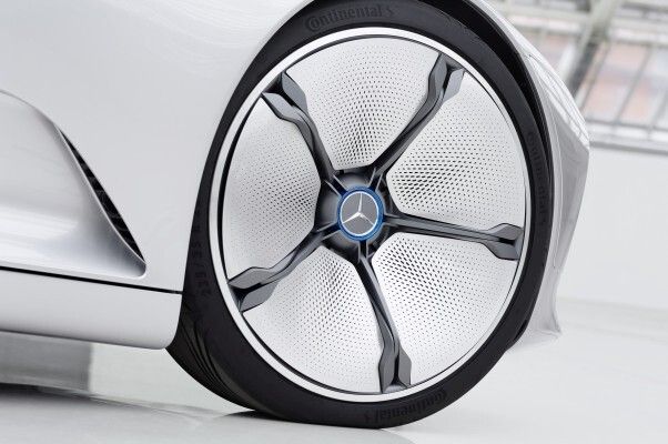 Das Mercedes-Benz Concept IAA (Intelligent Aerodynamic Automobile) ist zwei Autos in einem: Aerodynamik-Weltrekordler mit einem cw-Wert von 0,19 und viertüriges Coupé mit faszinierendem Design. Die Studie, die auf der IAA in Frankfurt ihre Weltpremiere erlebt, schaltet ab einer Geschwindigkeit von 80 km/h automatisch vom Design-Modus in den Aerodynamik-Modus und verändert durch zahlreiche aktive Aerodynamik-Maßnahmen ihre Gestalt. (Bild: Mercedes-Benz)