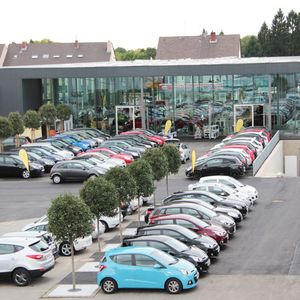 Neben der neuen Halle wurde ein Gebrauchtwagenplatz für 90 bis 120 Fahrzeuge geschaffen.(Foto:  Gieraths)