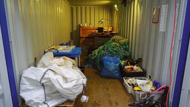 Untersuchung der Zusammensetzung und Herkunft des angeschwemmten Plastikmülls aus der Arktis in einem Labor-Container (Bild: Alfred-Wegener-Institut / [Anna Natalie Meyer] (CC-BY 4.0))