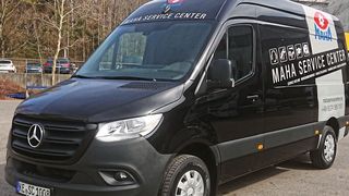 Maha hat die Servicefahrzeuge im Zuge der Einmarkenstrategie bereits optisch
angepasst. Sie stellen jetzt die Maha-Kernkompetenz „Service“ klar in den Fokus. (Maha)