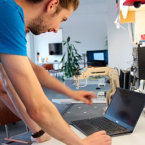 In Hamburg tüfteln die Entwickler des Startups Cybus seit 2015 an einer smarten Vernetzungslösung für die Industrie 4.0 bzw. das Industrial Internet of Things (IIoT). Die Gründer setzen dabei häufiger den Mini-Roboterarm DoBot ein.(Bild:  Cybus)