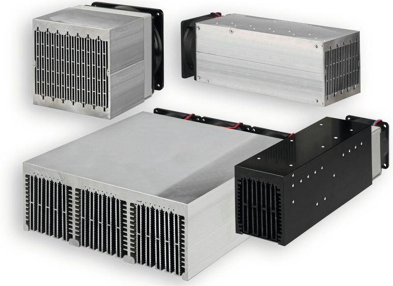 Bild 3: Verschiedenartige Lüfteraggregate mit eingepressten und kannelierten  Hohlrippen liefern in Verbindung mit leistungsstarken Lüftermotoren kleinste  Wärmewiderstände. (Bild: Fischer Elektronik)
