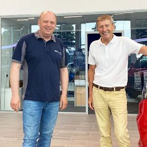 Die Geschäftsführer Dirk Häufle (links) und Fritz Lundt freuen sich, dass ihr Transit Center 2.0 Pilotbetrieb für Nordeuropa ist.(Bild:  Autohaus Häufle & Lundt)
