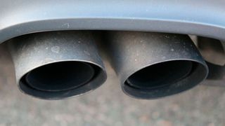 Die bisher vom Gesetzgeber vorgeschriebene zweifache Prüfung der Messgeräte für die Abgasuntersuchung bescherte den Kfz-Werkstätten erheblichen bürokratischen Aufwand und ernorme Zusatzkosten. (Bild: gemeinfrei)