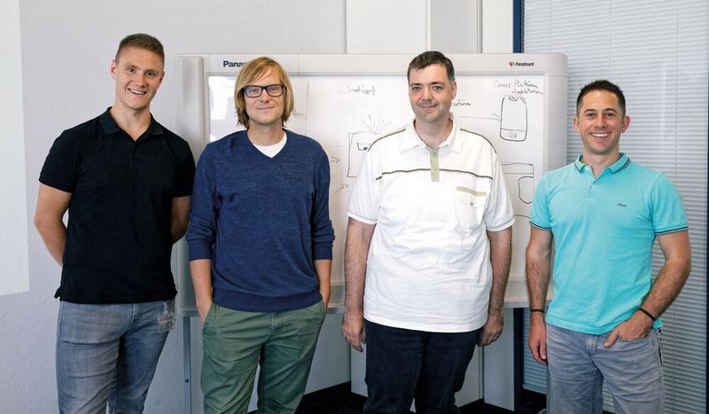 Haben eine gute Idee konsequent verfolgt: Kim Schreier, Markus Krause, Sven Hetterich und Johannes Vorsamer gehören zum Kern-Entwicklungs-Team. In weniger als zwölf Monaten haben sie für das Prozessleitsystem Simatic PCS 7 den Prototypen ihres Assistenten entwickelt, der auch für andere Siemens-Systeme einsetzbar ist. (Siemens)