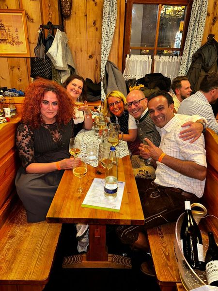 (v. l.) Besa, Lilli und Steffi (IT-BUSINESS) mit Christian Pirch (CyberPower) und Santosh Wadwa (Fujitsu). (Bild: Vogel IT-Medien GmbH)